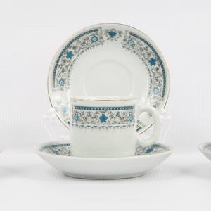 Jaren 70 demitasse-set gemaakt in China Porseleinen demitasse-kopjes (3), schotels (4), wit, blauw, grijze rolband platina, uitstekende VTG-conditie.