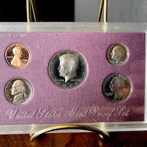 1988 USA Mint Proof Münzsatz, verpackt in tiefviolettem Kartonumschlag mit Wappen, ausgezeichnetem VTG-Zustand, einige Abnutzungsspuren am Umschlag