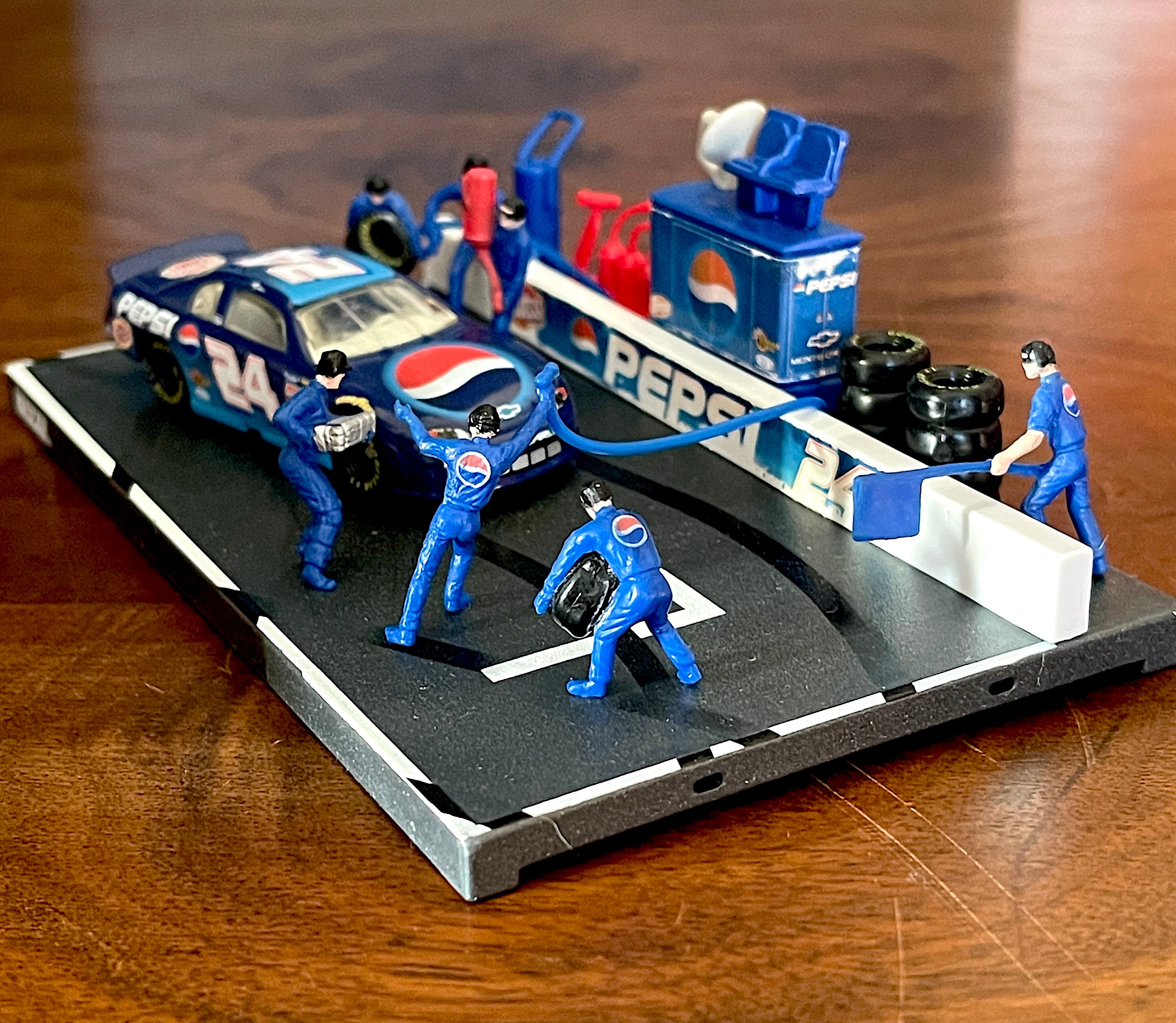 1999 HASBRO NASCAR Diorama of Car 24 and Pit Crew, Dupont