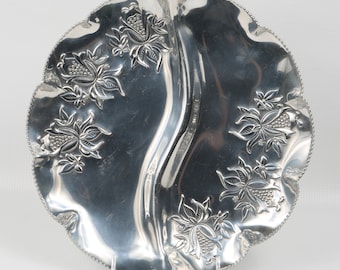 Bandeja de tulipanes de Faber & Shelvin, Inc., años 40, placa de aluminio dividida, diseño de tulipán detallado en relieve, forjado a mano y engarzado con un pequeño borde festoneado.