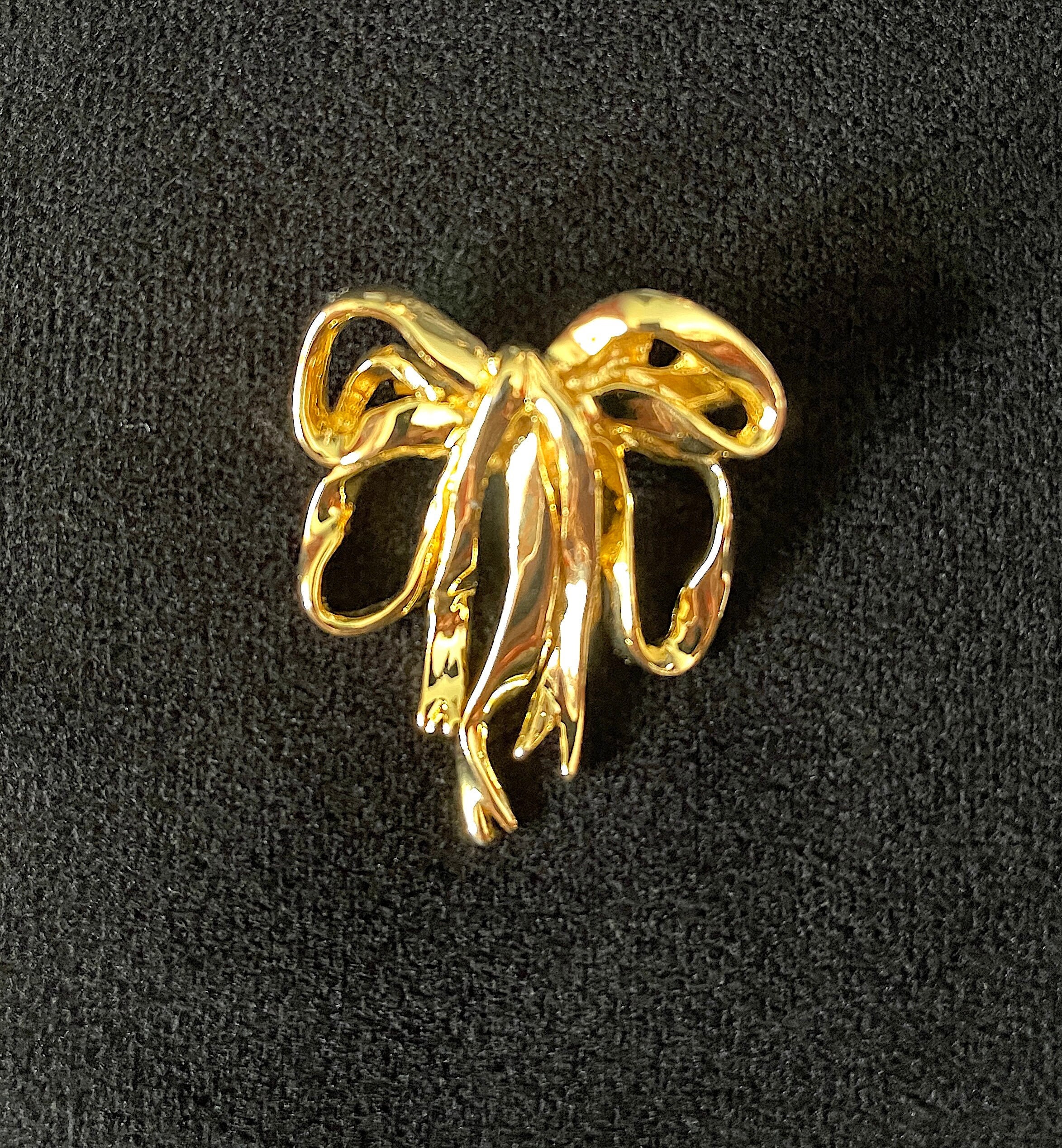 Droopy Ribbon 1980's Large Glossy Gold Tone Droopy Dbl Bow Ribbon Brooch, Natural ...