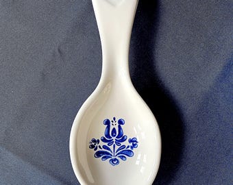 Reposacucharas Pfaltzgraff "Blue Village" de 1992-1993, de loza, SIN USAR, SIN DAÑOS, 24 cm de largo. Tamaño en las fotos.