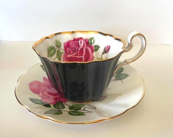 Xícara de chá com pires Adderley, "Monique", porcelana fina, Inglaterra, borda ondulada, rosa repolho rosa sobre fundo branco, detalhes externos em dourado preto, sem desgaste, sem danos.