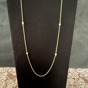 Collar de cadena en tono dorado y perlas falsas de AVON de la década de 1970, combina con todo, excelente estado VTG, tamaño en la foto.