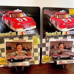 1992 NASCAR J.D. McDuffie Car # 70 gegoten met displaystandaard en verzamelkaart (2 beschikbaar) verzegelde blisterverpakkingen, uitstekende VTG-staat