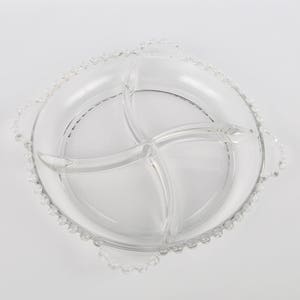 1930 年代 - 80 年代の Candlewick Relish Imperial Glass 社製、4 セクションの風車型レリッシュ ディッシュ、ほぼ新品、横幅 8-3/8 インチ、高さ 1-1/4 インチ x タブからタブまで 9-1/2 インチ。