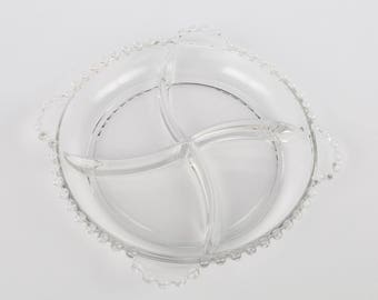 1930's-80's Candlewick Relish Imperial Glass co. Vierteiliges Windrad-Geschmacksgericht, in der Nähe von MINT, 8-3 / 8 breit, 1-1 / 4 "H x 9-1 / 2" von Tab zu Tab.