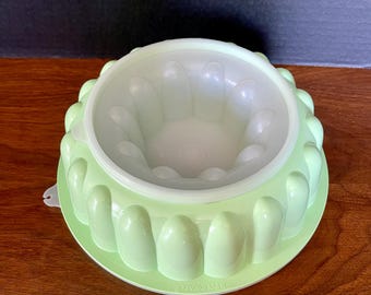 1970&#39;s Tupperware Jello Mold, Mint, Clear, 3 Pieces, Seals Fit Securely, Lite Use if Any, Mid Century, Excellent VTG Condition, 2 Available