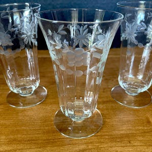Antika isteglas, panelerade, med fot, räfflade, gråslipade blommiga swagglas (5) sålda tillsammans. Okänd tillverkare, viktorianska, inget slitage, inga skador.
