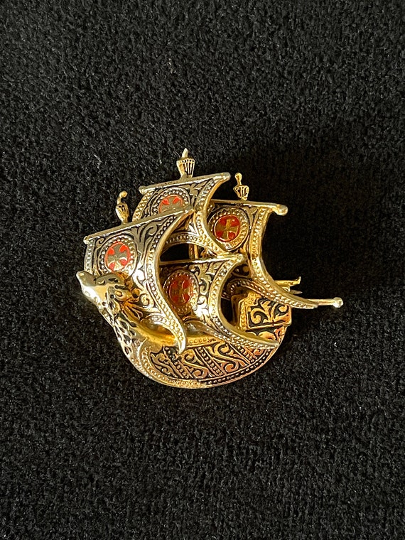 1960's Faux Damascene 3D Viking Ship Brooch, Gold Ton… - Gem