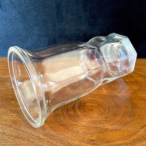 1970&#39;s Lovely Shaped Clear Glass Vase. Super Cool !  Unknown Maker. 8&quot; TALL. Excellent VTG condition.