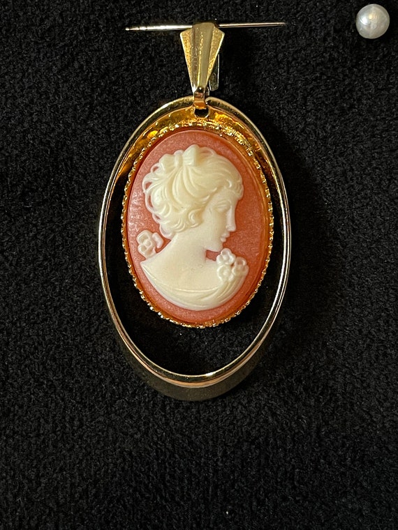 1960's Oval Modern Mount Cameo Pendant, Lucite Ivo