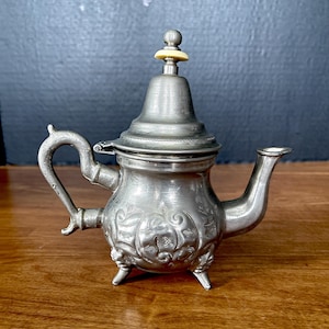 Antik handgjord SARTIOS marockansk te-/kaffekanna, försilvrad tenn eller mässing? Finial med isolerad knopp för säkerhet, bedårande naiv rustik.
