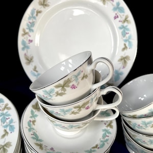 1967-Disc. ÖPPET LAGER 33 st, Fint porslin "Vintage" Tillverkat i Japan, Aqua, Oliv, Violett druva med vinrankor, Vit. Platinadetaljer. Oanvända