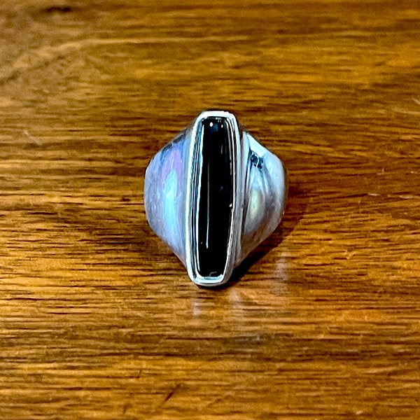 Bague pour homme ultra moderne en argent sterling des années 1990, lourde, longue avec cabochon d'onyx ovale modifié, excellent état VTG, taille 8, vernis professionnel.