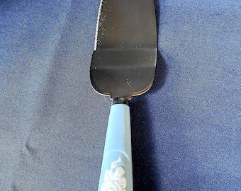 Servidor de pastel de bodas AVON 2000 con colibrí blanco y rosa sobre mango de cristal azul claro. Hoja de acero inoxidable dentada y lisa. Sin desgaste ni daños.