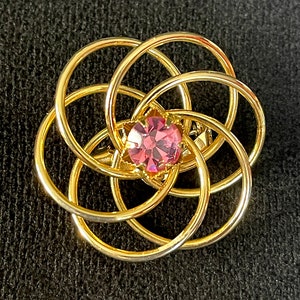 1970's Retro Mid Century Atomic Age 3D Gold Tone Rings in Fanned Out Circle, Star & Prong Set Pink Faceted Crystal, Excellent VTG Condition.