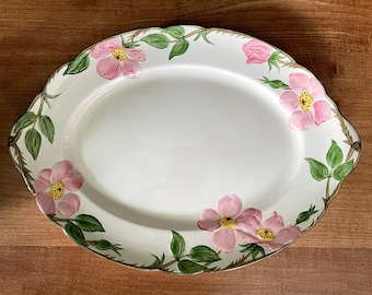 Plato Franciscan "Rosa del Desierto" (1941-1984), fabricado en EE. UU., pintado a mano, 35 cm (13,75 pulgadas). Sin usar. Presenta un pequeño desconchón en la parte posterior, cerca del asa. No se ve en la parte frontal.