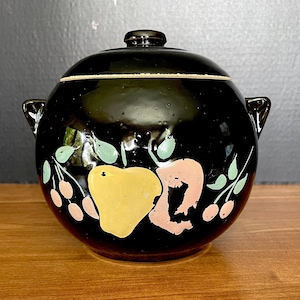 Tarro para galletas McCoy Pottery Bean Pot, esmalte negro brillante, diseño de frutas pintado a mano, sin daños estructurales, algo de pérdida de pintura típica de la "pintura en frío".