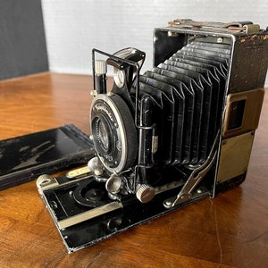 Fotocamera ARUS Voigtlander Campur degli anni '20-'30, Germania, molto da collezione, necessita di pulizia. Ottima forma AQ considerando l'età e le dimensioni in foto.