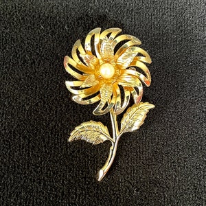 1950's-60's Brooch MCM Textured 3D Layered Articulated Flower w Stem Brooch, Prong Set Faux Pearl Center, No Wear or Damage VTG Condition.