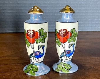 Grands shakers S & P en porcelaine peinte à la main en porcelaine du Japon des années 1920-30, paons bleus, fleurs rouges bordeaux, excellent état VTG