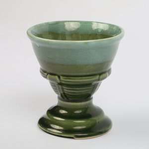 Plantador de los años 40-50 Art Déco Cerámica de esmalte verde de dos tonos, Plantador/jarrón/florista de pedestal redondo, Buena VTG Cond. Base de 5&quot; de alto x 3-7/8&quot;.