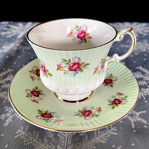 イギリス製　Elizabethan ボーンチャイナ　カップ&ソーサー Elizabethan tea cup - Etsy 日本