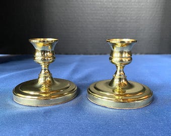 VTG-skiva. BALDWIN mässingsljusstakar. Kolonial stil, men de är mångsidiga, begagnade, mycket lätt slitage, inga skador 2-7/8"H, 3-1/8