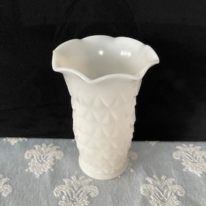 1950er Jahre Hazel Atlas Milchglas Vase mit gewellter Oberseite, erhabenes Strukturdesign, ausgezeichneter VTG Zustand, keine Beschädigung, 5-3 / 4 "H x 2-1 / 2" Basis X 3-3 / 4 "B Top.