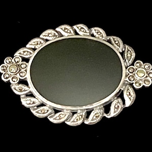 1980&#39;s Lrg Oval Flat Natural Onyx Bezel Set, Sterling Silver Brooch, Step Down Open Leaf & Flowers at Ends, Marcasites, Excellent VTG Cond.