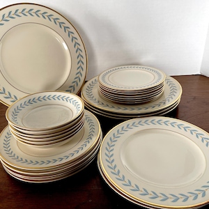 1946-1967 Open Stock 24 pezzi. Sherwood Syracuse, USA, Old Ivory Blue Laurel, finiture dorate, piatti, ciotole per la frutta, eccellenti condizioni vintage, da leggero a inutilizzabile