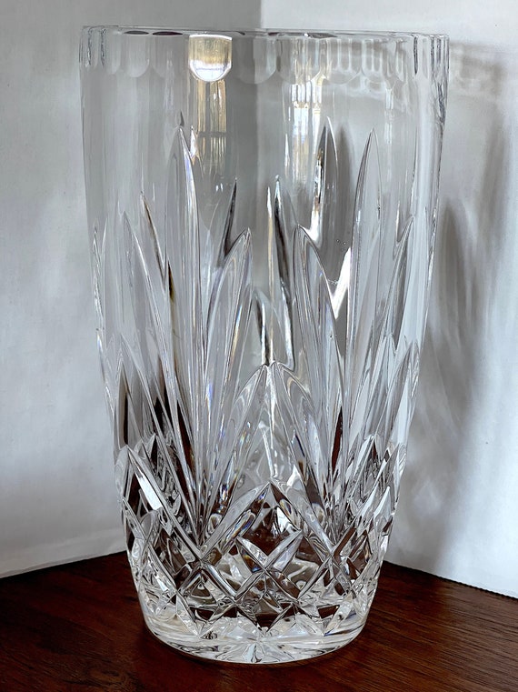 ヴィンテージ鉛クリスタル製花瓶。パイナップル型の下部、縁取りに