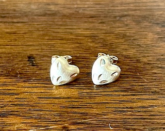 ヴィンテージ！ Puffy Love Heart Studs ピアス ヴィンテージ！ Puffy Love Heart Studs ピアス - メルカリ