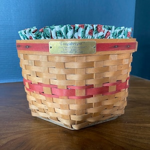 1997 Longaberger Basket, Christmas, 6 Sided Snowflake Basket w Holly Berry Fabric and Plastic Liner, Excellent VTG Condition, No Damage.