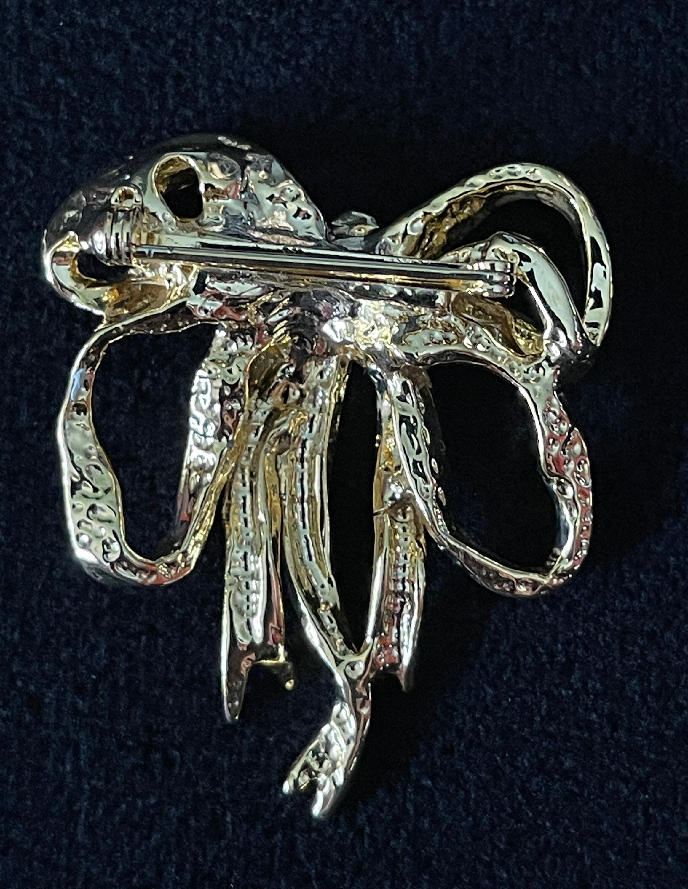 Droopy Ribbon 1980's Large Glossy Gold Tone Droopy Dbl Bow Ribbon Brooch, Natural ...