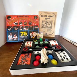 1981 Hanky Panky, Tenerife, Islas Canarias, Super Show de Magia, 75 Trucos, Completo con Manual de Instrucciones, Excelente Estado VTG, Tamaño en Fotos