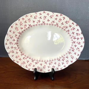 1960&#39;s-1970&#39;s Disc. J&G Meakin, England Staffordshire, &quot;Cornflower&quot; 12-1/8&quot; Platter Burgundy on White, Scalloped, Excellent VTG Condition