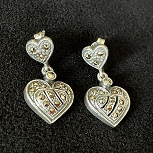 Boucles d&#39;oreilles doubles coeurs en argent sterling et en marcassite des années 1990, motif ajouré et lignes, bonne qualité, excellent état VTG, taille sur photo
