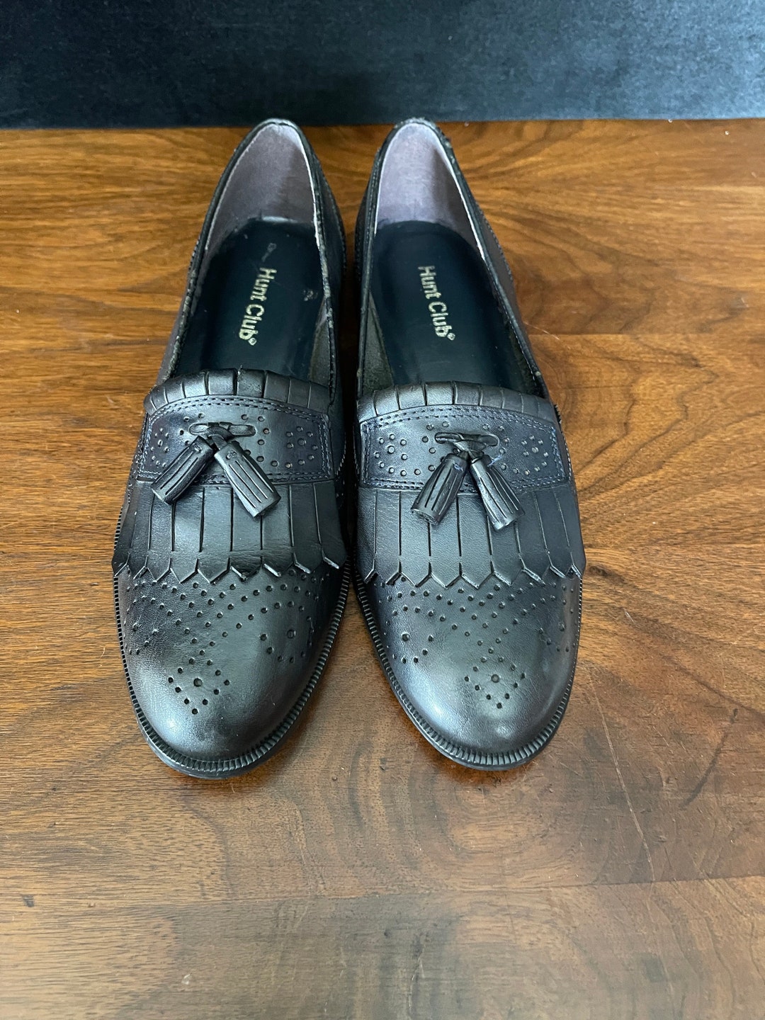 Hunt Club, década de 1980-90, talla 8-1/2 M, zapatos sin cordones azul  marino, borla doble y flecos, diseño perforado, parte superior de cuero,  hechos - Main Image