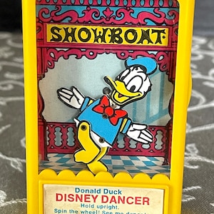 Walt Disney Productions del 1975, Kohner Bros., Inc. Disney Dancer, D. Duck, "Showboat", giocattolo con quadrante rotante, usato in ottime condizioni vintage, dimensioni in foto.