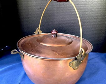 Olla de cobre ROME con tapa, asa giratoria, soportes y remaches de latón, asa y pomo de madera, revestimiento de acero inoxidable, años 20-1968. Usada, sin daños.