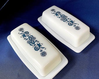 Mantequeras con tapa de vidrio opalino Pyrex "Blue Onion" "Old Town" (1974-2017), diseño cobalto (2 disponibles). El precio es por 1 juego, sin desgaste ni daños.