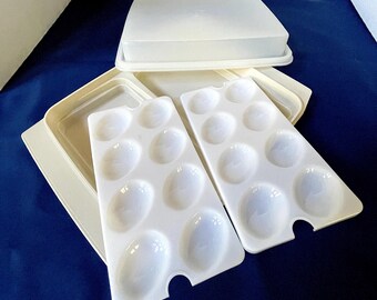 Tupperware Deviled Egg Carrier Storage, Almond, White/Clear Lid, Holds 16 Deviled Eggs, 1970's Very Lite Wear, NO Damage, Size in Photos