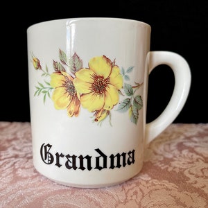 Taza de regalo de cerámica de los años 60, "Abuela", con bonitas rosas amarillas salvajes sobre blanco, MENTA, sin señales de uso, pegatina GeeBee todavía en la parte inferior, capacidad para 6 onzas.
