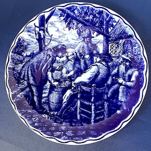 Plato de exhibición "Jolly Tavern" de Boch Freres La Louvière, Delft, Bélgica, década de 1940, cerámica blanca, color cobalto intenso, sin desgaste ni daños, cueva del hombre