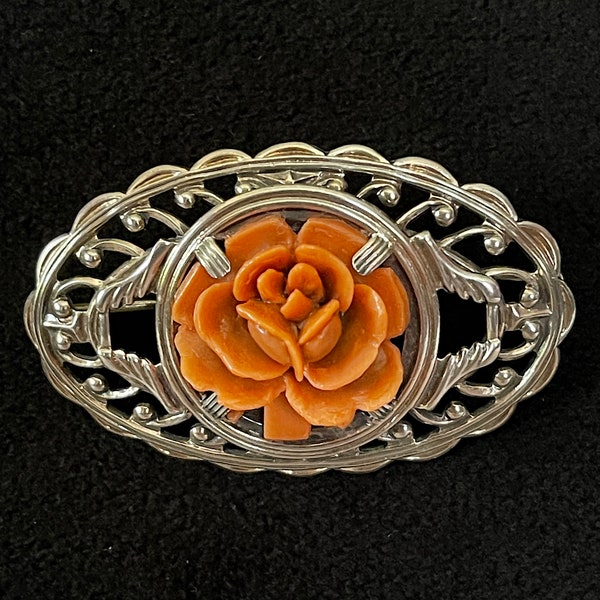 Broche rose corail sculptée en celluloïd des années 40 et 50, montée sur une monture ovale en argent sterling repoussé, ensemble de griffes, voir les photos pour la taille