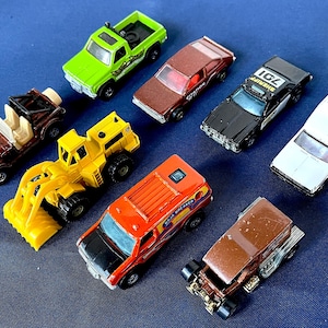 1970-80-talets Hot Wheels gjutna exemplar, parti om 8, lastbilar, bilar, lastare, citat, sheriffens bil, lastare, lite leksaker. Se bilder.