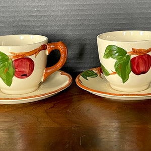 Franciscaanse appel 1940-1984, (2) prijs is inclusief beide sets, kopjes, schotels, handgeschilderde handvatten, appelbladeren, 2 vlooienbeten, foto&#39;s