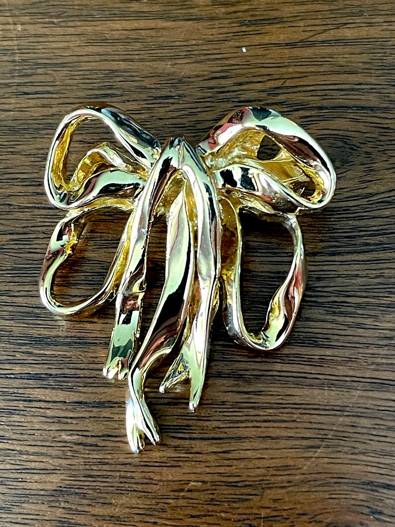 1980's Large Glossy Gold Tone Droopy Dbl Bow Ribbon Brooch, Natural ...